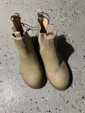 Kids Chelsea Boots in Tan - Classic Slip-On Style